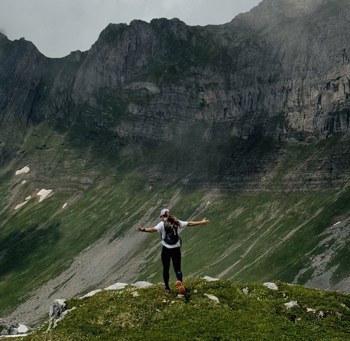Trailrunner enjoying the summit at Rugghubelhütte Berglauf