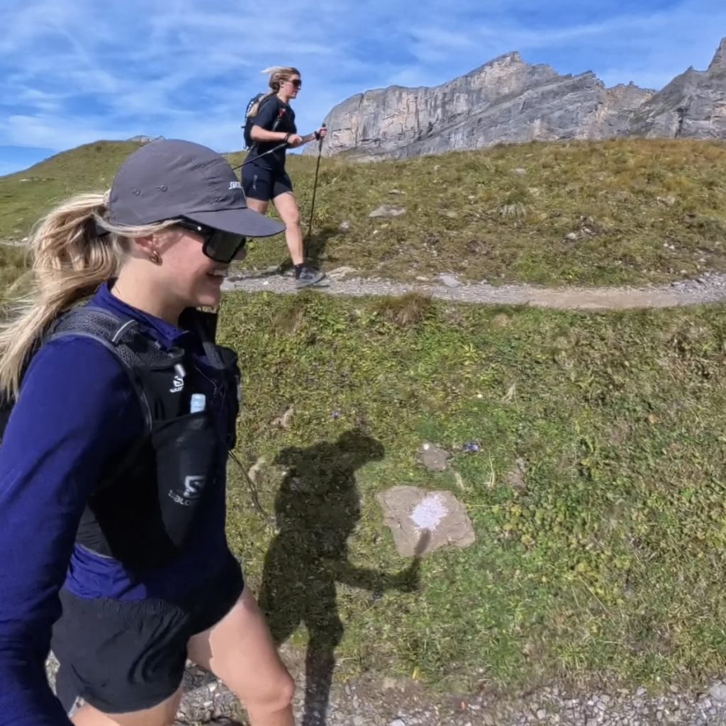 Trail runners running from Rughubblehütte towards the pass