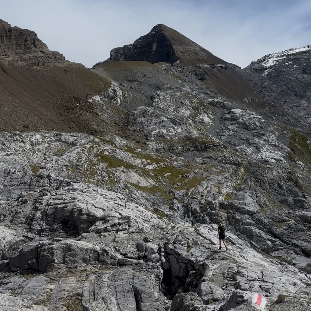 The trail Towards the pass, an old glacier bottom, Engelberg Rughubble
