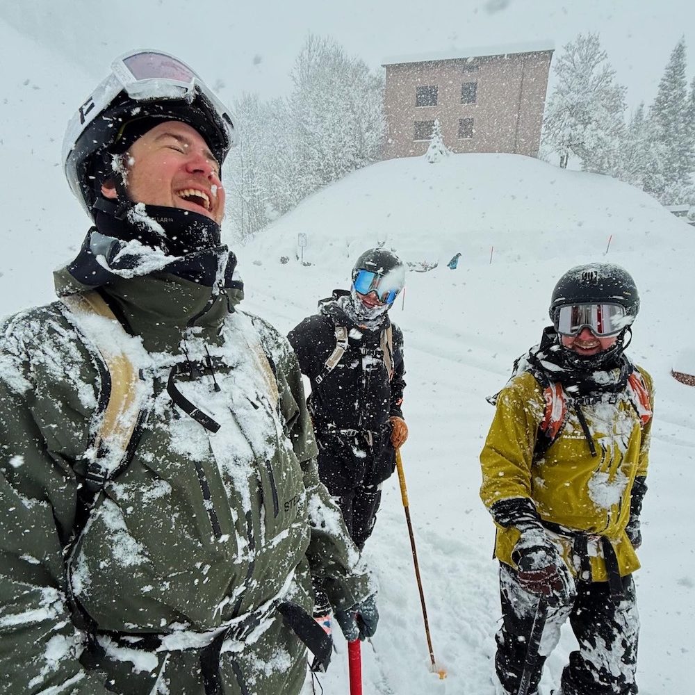 Big smiles on powder skiing friends in Engelberg, Ski Lodge Engelberg