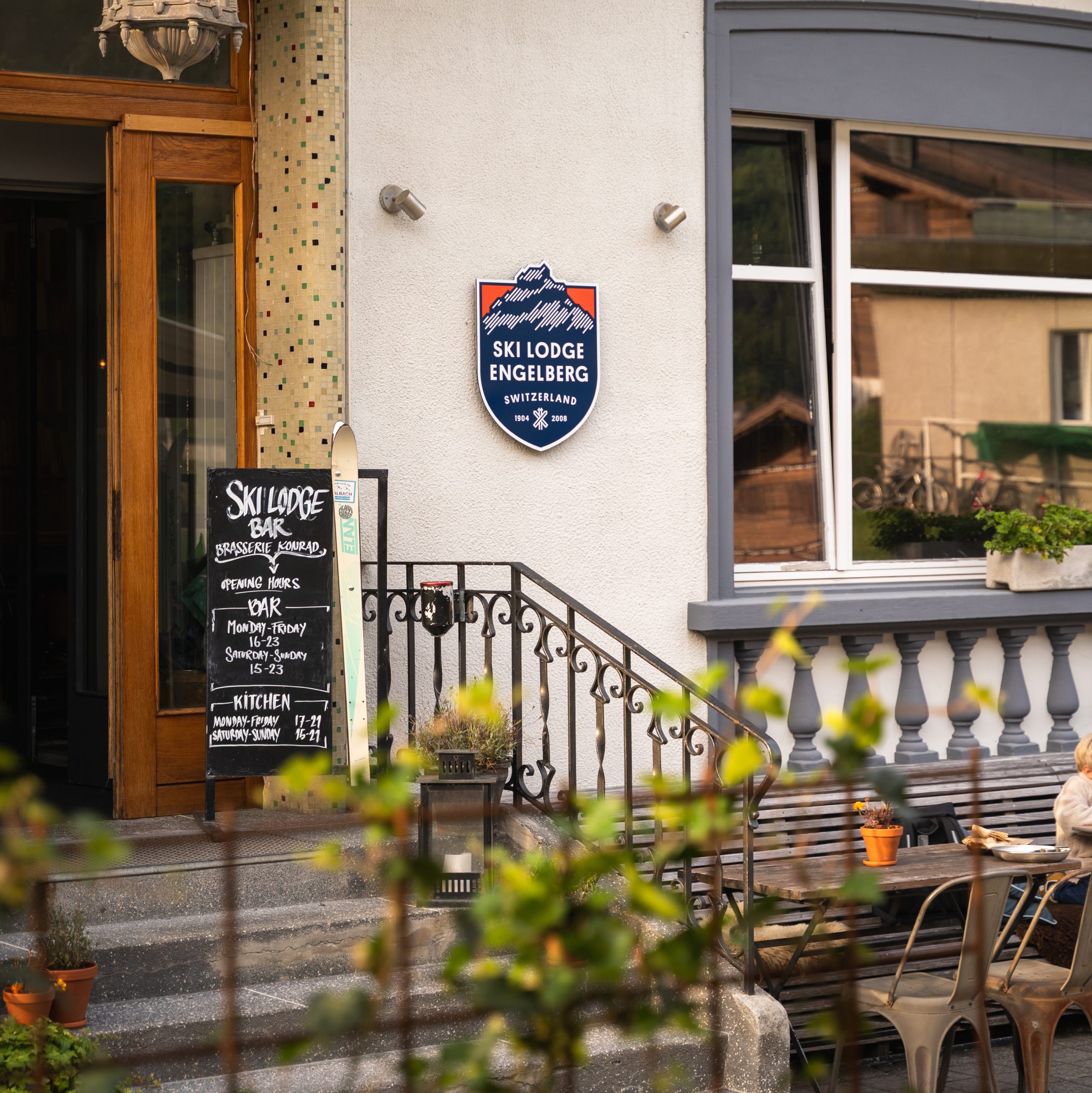Ski Lodge Engelberg summer terrasse with bar, food and brasserie konrad!